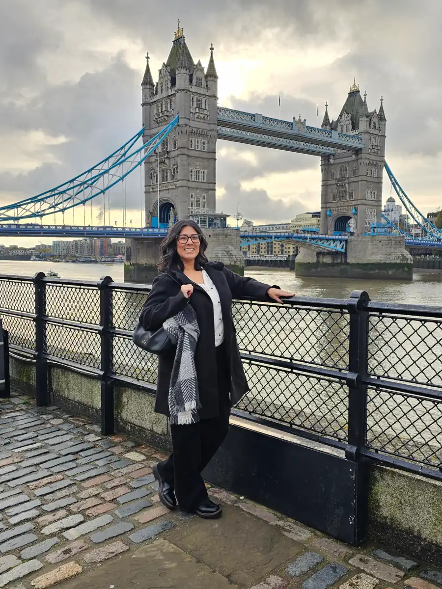 Melissa-with-the-famous-Tower-Bridge-in-London